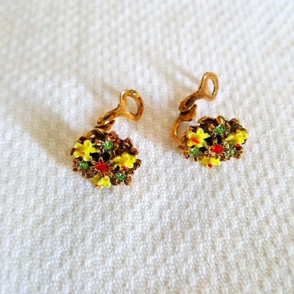 Vintage Jewelry - Vintage clip earrings. Gold tone. Flowers. EUC.